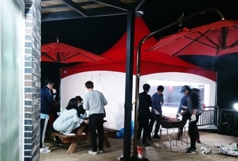 노을펜션 밤에 바베큐장 손님들
