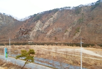 펜션에서 보이는 적벽강