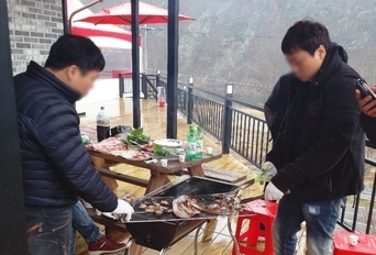 비오는날 바베큐장 손님들